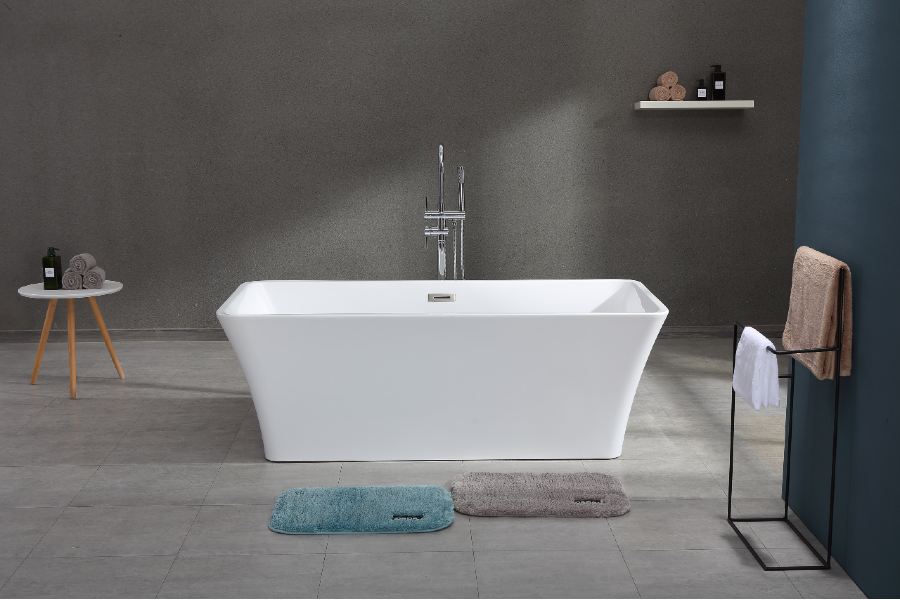 White freestanding bath UK