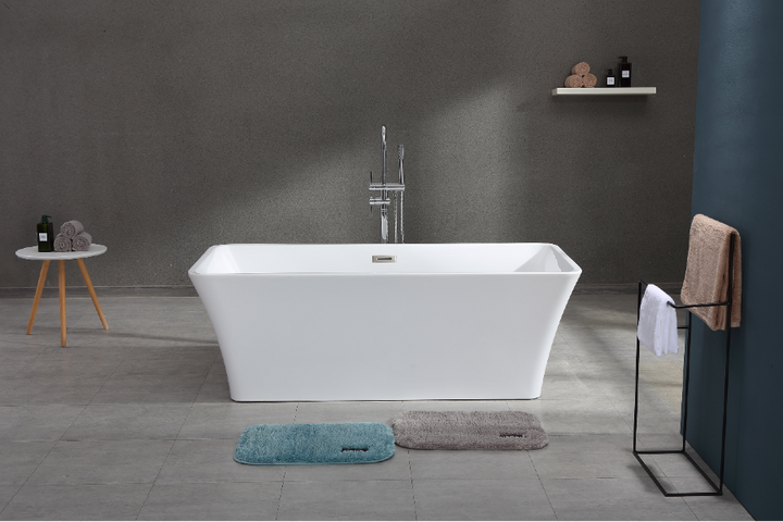White freestanding bath UK